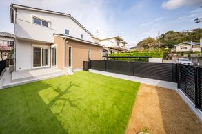 三角の変形地に建つ家